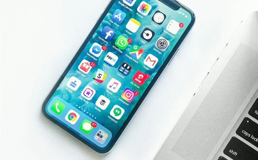 Masa üzerinde akıllı telefon